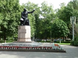 Памятник Поликарпову Н.Н. в Орле между кинотеатром Родина (ныне недействующим) и политехническим институтом его имени (ранее профтехучилище)