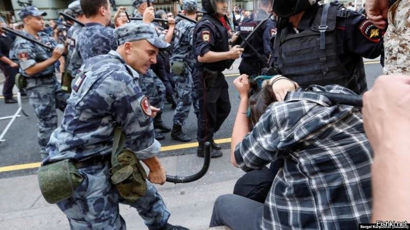 Да, типичный ПЛАТНЫЙ тролль, к сожалению. Все приемы налицо... Где ты, чудо, вычитал "специально в проекцию сердца"?
Ты такой-же ущербный, как и тот пёс, которого ты оправдываешь... Печально видеть, как русские превращаются в мразь(((