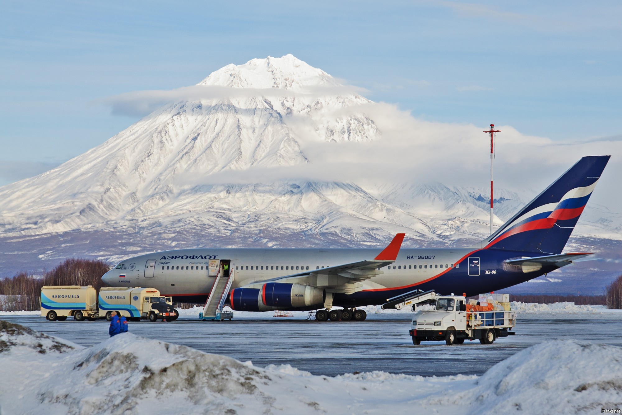 Владивосток камчатка. Аэропорт Петропавловск-Камчатский. Петропавловск-Камчатский Елизово. Аэродром Елизово Камчатка. Международный аэропорт Петропавловск-Камчатский Елизово.