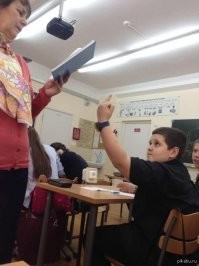 Логика картинки и якобы правильного ответа в корне неверны. В "правильном" решении числа подставляются под равное кол-во фруктов. Тогда откуда там взялись числа 1 и 4 если тарелка пуста? Следуя логике, в правую пустую коробку можно поставить только одно число - ноль. Тут либо картинка изначально неверно нарисована, либо кто-то очень жуткий тролль. Но решение все равно есть. Универсальный ответ на все эти тупые задачки: 0х(2+3) = 0 А за ноль мы приняли коробку. В задаче не указано под какой предмет ставить числа и ничего не говорится про использование ноля. Выкуси учитель.