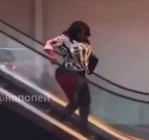 то сиськи перевешивают, то жопа)))