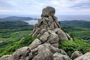 Бывал тут и не раз. Вода действительно холодная по сравнению с другими бухтами, которые находятся  южнее, но место очень красивое. Сейчас там настроили много домиков для туристов и в целом количество людей стало в разы больше чем раньше.  
Советую так же соседнюю бухту Окуневую, тоже очень живописную, а также совсем рядом находится местная достопримечательность: долина атлантов.