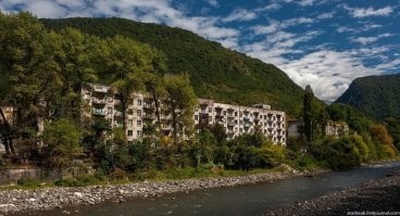 а кто живёт в заброшенных городах? Бомжи или туристы? Вот на этом фото ясно же видно, что на балконах нескольких квартир бельё сушится. У кого то даже ковёр висит.