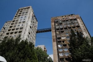 Зачем в Грузии построили мосты между советскими панельками