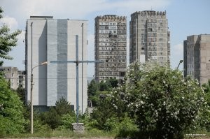 Зачем в Грузии построили мосты между советскими панельками