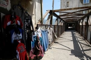 Зачем в Грузии построили мосты между советскими панельками