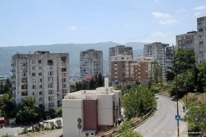 Зачем в Грузии построили мосты между советскими панельками