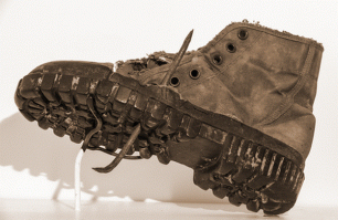 Вьетнамские ловушки для американцев. Размер ловушки был рассчитан точно под ногу в ботинке. Колья всегда смазывались фекалиями, мертвечиной и другими нехорошими веществами. Попадание ногой в такую ловушку, пробитие кольями подошвы и ранение почти наверняка вызывало заражение крови.