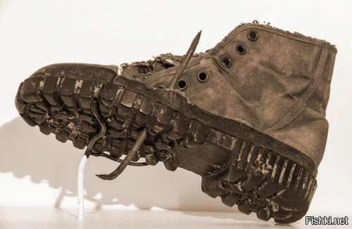 Вьетнамские ловушки для американцев. Размер ловушки был рассчитан точно под ногу в ботинке. Колья всегда смазывались фекалиями, мертвечиной и другими нехорошими веществами. Попадание ногой в такую ловушку, пробитие кольями подошвы и ранение почти наверняка вызывало заражение крови.