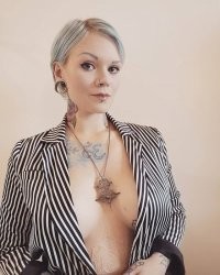 2,71банутым нет покоя. А этой, со шрамированной  свастикой на животе, ужа давно в дурке прогулы записывают.