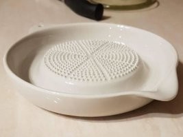 Я сыну маленькому яблоки на такой тёрке в пюре тёр, и это было задолго до того как услышал слово "имбирь".