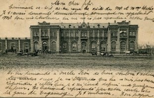 Во времянках жили. Параллельно Питер с Москвой строя.