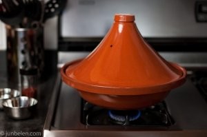 Верно, таджин - глиняная сковородка и внутри рассекатель для газовой конфорки.