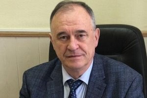 Бывший главный санитарный врач Москвы Николай Филатов не считает ковид-ограничения обоснованными и считает, что готовящиеся меры разрушат экономику и уклад жизни. Цитата: «В осенний период всегда был и будет наблюдаться подъем заболеваемости острыми респираторными вирусными инфекциями, к которым относится и ковид. На уровень заболеваемости влияет скорость распространения биологического процесса. Если плотность населения большая и возбудитель туда попал, то он быстро там распространится. Но хочу подчеркнуть, что в подобном нет никакой катастрофы, это постоянно происходит. Только с COVID-19 мы сделали что-то особенное. Такое впечатление, что мы расплачиваемся за то, что научные знания попали в руки обывателей, а те устроили все это страшное нагнетание, которое мы сегодня наблюдаем. Один пример: на 5 октября в Москве были выявлены 10 888 новых «заражённых» COVID-19. Так вот скажите мне, сколько из этих 10 888 человек больных, сколько тяжелобольных, которые нуждаются в экстренной медицинской помощи, сколько вообще обратились за медицинской помощью? А так что получается? Ну выявили у меня этот вирус, и что? А я с ним уже три года живу и сосуществую. У меня нет пневмонии, одышки, нет ничего, я спокойно живу и работаю. По поводу всей этой пандемии я вот что скажу. Сегодня 10 тысяч выявленных условных больных на всю великую Россию, и мы надеваем маски, уходим на «удаленку», столбики рисуем, а когда появился новый вирус гриппа H1N1 «Гонконг», максимальная пиковая заболеваемость только в Москве была 102 тысячи обратившихся за медицинской помощью в сутки! Тогда не искали, у кого он имелся. Это были больные, которые сами обращались за медицинской помощью. У них присутствовала высокая температура, интоксикация, головная и мышечная боль, слабость и другие симптомы гриппа. Конечно, кто-то и умирал. А теперь скажите, 102 тысячи на Москву в сутки и 10 тысяч на всю Россию сопоставимые цифры и адекватное ситуации освещение проблемы?! Я эпидемиолог по профессии, всю жизнь этим занимаюсь и не могу понять происходящего. В прошлом году заболеваемость респираторными инфекциями была выше, чем в этом, но о пандемии никто не говорил». Рекомендуется к прочтению полностью: