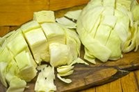 Крупные куски листьев НЕ ухудшают вкусовых качеств готового продукта!
Мы вообще, специально кладём в заквасочное ведро только 50% шинкованной капусты. 
Вторую половину составляют целые внешние листья для "квашенных" голубцов и просто крупнопорубленные (на четвертинки, осьмушки или толстыми "кольцами") остатки кочанов, с которых сняли "голубцовые" листья. 



Порезанные после закваски, квадратиками 4х4, они замечательны в овощном рагу.
 


Что интересно: 
*** У крупнокусковой квашенной капусты вкус сильно отличается от шинкованной по классически. Он не хуже и не лучше - просто иной, но замечательный. 
*** Крупнокусковая капуста замечательно подходит для ночных набегов на холодильник во время Ночного Дожора. Вроде и пузо набил, но не потолстел.

Квасим в полиэтиленовом ведре пересыпая слоями крупные куски, шинковка, целые листья. На хранение раскладываем в разные банки разные фракции.

Единственный недостаток - процесс закваски идёт дольше классического. 
10-15 дней. 
Но оно того стОит!