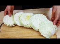 Крупные куски листьев НЕ ухудшают вкусовых качеств готового продукта!
Мы вообще, специально кладём в заквасочное ведро только 50% шинкованной капусты. 
Вторую половину составляют целые внешние листья для "квашенных" голубцов и просто крупнопорубленные (на четвертинки, осьмушки или толстыми "кольцами") остатки кочанов, с которых сняли "голубцовые" листья. 



Порезанные после закваски, квадратиками 4х4, они замечательны в овощном рагу.
 


Что интересно: 
*** У крупнокусковой квашенной капусты вкус сильно отличается от шинкованной по классически. Он не хуже и не лучше - просто иной, но замечательный. 
*** Крупнокусковая капуста замечательно подходит для ночных набегов на холодильник во время Ночного Дожора. Вроде и пузо набил, но не потолстел.

Квасим в полиэтиленовом ведре пересыпая слоями крупные куски, шинковка, целые листья. На хранение раскладываем в разные банки разные фракции.

Единственный недостаток - процесс закваски идёт дольше классического. 
10-15 дней. 
Но оно того стОит!