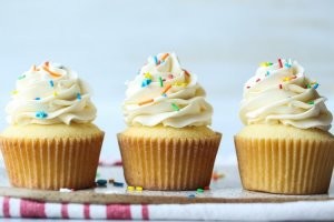 Cupcake - Традиционная выпечка (cake) в одноразовой бумажной индивидуальной форме (cup), с кремом.