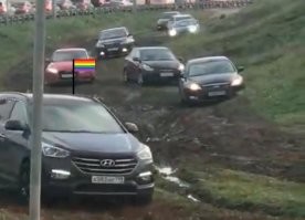 13 автомобилей приняли грязевые ванны, чтобы объехать пробку по бездорожью и попали на видео