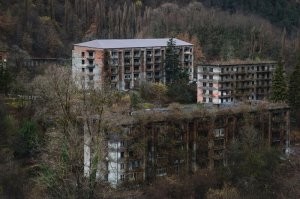 Дальнему дому зачем-то крышу отремонтировали ...