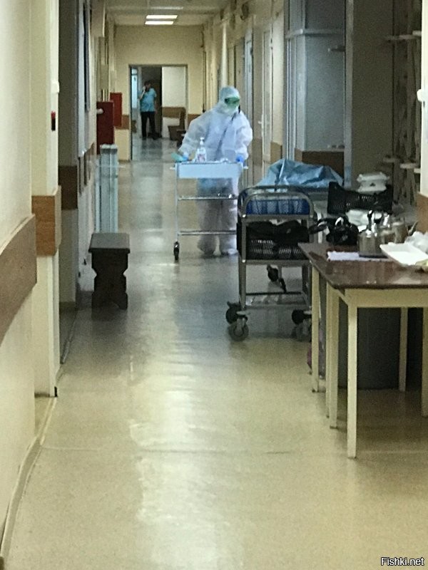 Болею с 4 сентября, температура нарастала постепенно, сбивал первые дни нормально, потом сбивалась на 2-3 часа. Пил даже антибиотики , которые мне врач выписала утром 7 сентября, толку ноль! Так как вечером опять была температура 39 и я вызвал скорую, скорая приехала спустя 6 часов, температуру я уже сбил сам до 37. Забирать не стали, померяли температуру и сатурацию и уехали. 8го пришли из поликлиники и взяли мазок. В больницу попал 9 сентября с температурой 41.1! (я думал мне пи...ец!!! при такой температуре таблетки пить бесполезно, но я принял 2таб парацетамола, но больше всего мне помог холодный компресс!! Через полчаса упала до 39.8. Может кому это тоже поможет). Итак, звоню в скорую, говорят машин нет, ехать будем долго (как 2 днями ранее, 6 часов). Звоню в платную, машин нет, приедем через 1.5-2 часа!! Звоню в поликлинику, говорят врач будет вечером!! Что делать???  Я уже даже не знал куда звонить и у кого просить помощи, потерял надежду. Позвонил брату и попрощался с ним.  Дублирую звонок в скорую, говорят не выезжали еще, машин нет!! Благо со скорой позвонили в поликлинику (она в 5 минутах ходьбы от моего дома) и "напрягли" их там. Приехали 2 женщины в костюмах и сделали укол, которым вселили мне надежду!! И велели ждать скорую...
   Диагноз КТ2, сделали в бсмп перед отправкой в больничку. Первые дни особо не лечили, утром и вечером укол гепарина в живот (кровь разжижали) и укол антибиотика, больной в задницу и таблетки, но потом начали ставить капельницы по 2шт в день, таблетки, порошки, кислород, если сатурация падала ниже нормы и заставляли лежать на животе. Думал, что в больничке будет треш, но слава богу все было достойно, чисто, кормёшка не плохая, сан обработка туалетов несколько раз в день. Правда кровать себе пришлось не много починить). 
  Все тесты, поликлиника 1 тест и больница 2 теста, все были положительные, никак не хочет выходить эта гадость из меня.
  Дома уже 2,5 недели, взяли 2 теста, 1 и 5 октября , от первого числа отрицательный, от пятого октября положительный! Сдал еще один тест 12 числа. Сегодня позвонили из поликлиники, сказали отрицательный. Ура!! Самочувствие.. если не нервничать, то нормальное, температуры нет уже почти месяц (но держу неподалеку в ампулах димедрол, папаверин, анальгин и 2 шприца, мало ли что. У меня знакомая повторно болеет, первый раз болела весной в апреле). 
  Пью пентоксифиллин (месяц надо по 2 таб в день) и ацц 200мг порошки (2-4 недели по 2 п в день). Жесткая тема((((
  п.с. Когда ехал в скорой (в это было часов 9 вечера), позвонил участковый терапевт (я был удивлен), и сообщил, что в курсе про меня. Сказал как выпишут из больницы, звонить сразу ему, что я и сделал). Пришел (у меня был тогда положительный тест, что я ему перед этим сообщил по телефону), пообщались, объяснил что да как. Звонит каждый день и спрашивает самочувствие. Ну теперь у меня отрицательный и ждет меня реабилитация в поликлинике. 
  Это была моя история, всем спасибо за внимание, не болейте! Надеюсь кому-то помог, подсказал чем-то. Фото реальные, мои.
