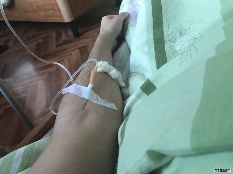 Болею с 4 сентября, температура нарастала постепенно, сбивал первые дни нормально, потом сбивалась на 2-3 часа. Пил даже антибиотики , которые мне врач выписала утром 7 сентября, толку ноль! Так как вечером опять была температура 39 и я вызвал скорую, скорая приехала спустя 6 часов, температуру я уже сбил сам до 37. Забирать не стали, померяли температуру и сатурацию и уехали. 8го пришли из поликлиники и взяли мазок. В больницу попал 9 сентября с температурой 41.1! (я думал мне пи...ец!!! при такой температуре таблетки пить бесполезно, но я принял 2таб парацетамола, но больше всего мне помог холодный компресс!! Через полчаса упала до 39.8. Может кому это тоже поможет). Итак, звоню в скорую, говорят машин нет, ехать будем долго (как 2 днями ранее, 6 часов). Звоню в платную, машин нет, приедем через 1.5-2 часа!! Звоню в поликлинику, говорят врач будет вечером!! Что делать???  Я уже даже не знал куда звонить и у кого просить помощи, потерял надежду. Позвонил брату и попрощался с ним.  Дублирую звонок в скорую, говорят не выезжали еще, машин нет!! Благо со скорой позвонили в поликлинику (она в 5 минутах ходьбы от моего дома) и "напрягли" их там. Приехали 2 женщины в костюмах и сделали укол, которым вселили мне надежду!! И велели ждать скорую...
   Диагноз КТ2, сделали в бсмп перед отправкой в больничку. Первые дни особо не лечили, утром и вечером укол гепарина в живот (кровь разжижали) и укол антибиотика, больной в задницу и таблетки, но потом начали ставить капельницы по 2шт в день, таблетки, порошки, кислород, если сатурация падала ниже нормы и заставляли лежать на животе. Думал, что в больничке будет треш, но слава богу все было достойно, чисто, кормёшка не плохая, сан обработка туалетов несколько раз в день. Правда кровать себе пришлось не много починить). 
  Все тесты, поликлиника 1 тест и больница 2 теста, все были положительные, никак не хочет выходить эта гадость из меня.
  Дома уже 2,5 недели, взяли 2 теста, 1 и 5 октября , от первого числа отрицательный, от пятого октября положительный! Сдал еще один тест 12 числа. Сегодня позвонили из поликлиники, сказали отрицательный. Ура!! Самочувствие.. если не нервничать, то нормальное, температуры нет уже почти месяц (но держу неподалеку в ампулах димедрол, папаверин, анальгин и 2 шприца, мало ли что. У меня знакомая повторно болеет, первый раз болела весной в апреле). 
  Пью пентоксифиллин (месяц надо по 2 таб в день) и ацц 200мг порошки (2-4 недели по 2 п в день). Жесткая тема((((
  п.с. Когда ехал в скорой (в это было часов 9 вечера), позвонил участковый терапевт (я был удивлен), и сообщил, что в курсе про меня. Сказал как выпишут из больницы, звонить сразу ему, что я и сделал). Пришел (у меня был тогда положительный тест, что я ему перед этим сообщил по телефону), пообщались, объяснил что да как. Звонит каждый день и спрашивает самочувствие. Ну теперь у меня отрицательный и ждет меня реабилитация в поликлинике. 
  Это была моя история, всем спасибо за внимание, не болейте! Надеюсь кому-то помог, подсказал чем-то. Фото реальные, мои.