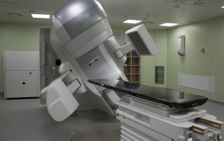 А звуки какие издает, когда ты внутри лежишь)))) А вот по ощущениям, очень сильно проигрывает вот этому (не больно, но странно... и волосы как с ковра погрызенного молью, сыплются).