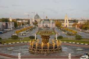 Сведения устарели на пару лет, заглавное фото устарело на те же пару лет. Тех елей, что на фото, уже нет, вырубили и заменили на липы. Автор не упомянул, что фонтан "Каменный цветок" изуродовали современной реконструкцией до состояния китайской шкатулки. Что пройти живым по аллеям сложно из-за многочисленных велосипедистов, самокатчиков, гироскутеристов и прочих любителей на прокатном транспорте. Что поесть либо по адовым ценам, либо отстоять очередь в единственное кафе на второй линии, где можно купить чебуреки. Ну что я говорю, реновация и туда добралась.