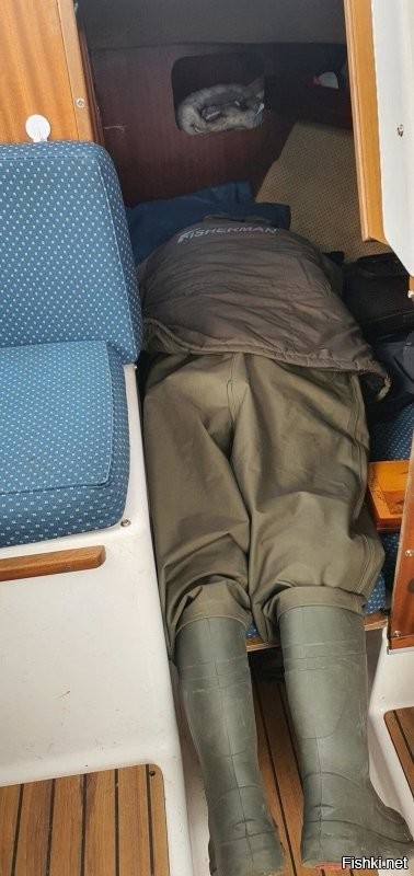 Он в Москве своей сидит.  У меня много других друзей.
