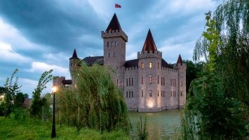 Да ты не поверишь и в России есть замки, это шато Эркен в КБР,можно так же спокойно снять для свадеб/торжеств, нет правда выдуманных историй про убийства скандалы и интриги.