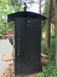 Я врос на копчении , дядька заядлый рыбак , у нас отдельно стояли бочки для горячего и отдельно для холодного , после каждой рыбалки мы коптили сомов и белых амуров но вот про березу простите :) я сам копчу раз в неделю , иногда копчу если друзья очень сильно попросят :)