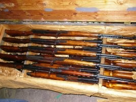 Хранятся ужасно. Скорее всего из-за мелкой коррозии там уже большинство стволов не ввезти в США легально и уж тем более не продать. Думаю, их просто местным попуасам продадут для охоты или типо того. Или втюхают каким-нить очередным повстанцам, которые хотят в очередной раз поменять власть и кайфовать на месте диктатора, но в оружии особо не разбираются. 
Хранить надо в хорошо закрытых ящиках, в промасленной бумаге, тогда оружие может пролежать очень долго и после расконсервации, чистки и смазки - будет пригодно к использованию, без заклиниваний, осечек и разрывов ствола или затворной группы.