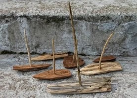 Ну уж если говорить про плавучесть, остойчивость и прочие мореходные свойства включая умение сопротивляться бурным порогам на весенних ручьях, то кораблики надо делать исключительно из коры обтачивая её об асфальт. А вообще, самый крутой кораблик для ручьёв это... правильно, спичка! :)