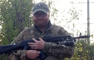 Хоть бы кто-нибудь объяснил этому клоуну, как надо автомат держать.