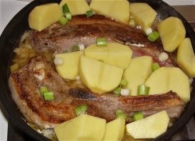 Жареная свиная грудинка с капустой???