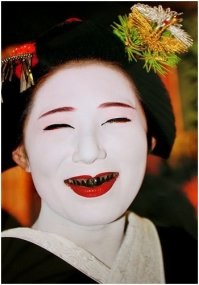 Цвет улыбки зависит от цвета зубной эмали. А нормальный цвет здоровой эмали варьирует от снежно-белого до светло-коричневого. Зависит это от структуры и состава эмали, запрограммированных генетически.   
   Радикально "отбелить" здоровые зубы принципиально можно двумя способами: либо снять эмаль почти до дентина абразивными методами (пескоструйное и ультразвуковое отбеливание), либо изменить структуру эмали с нормальной на ненормальную химическими методами (гели и пасты с лазерной, ультрафиолетовой или нативной активацией). Ни то, ни другое здоровья зубам не прибавляет. Что бы стоматологи не писали в своей рекламе.
    Если Вы не публичная фигура (актриса, шоумен, политик, светская бл.. львица, жиголо и др.), заработок которой зависит от впечатления, производимого на окружающих, то не нужно "отбеливать" здоровые зубы. 
    Если же всё-таки Вы решили модифицировать свой облик в угоду внедрённым в сознание "голливудским стандартам", то делайте это у специалистов по эстетической стоматологии. И никогда, НИКОГДА, не пользуйтесь рецептами из Интернета, типа вышеприведённых.
    Обходитесь методами, наносящими минимальный вред зубам: гигиеническая чистка нежёсткой зубной щёткой и хорошей зубной пастой, полоскание рта после любого приёма пищи, питьё напитков через трубочку, отказ от курения.