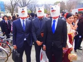 Фото сделаны во время вручения дипломов в университете искусств Тама, что многое объясняет. Университет искусств Тама - высшая художественная школа, расположен в районе Сэтагая, Токио. Основан в 1935 году как Императорская художественная академия.