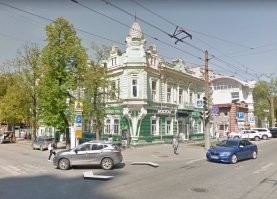 В 2009-2010 годах довелось поработать в Перми. Гуляя по городу сфотографировал одно приглянувшееся мне здание на пересечении улиц А.С. Пушкина и Сибирской. Ещё тогда хотелось узнать, каким было здание (на тот момент облепленное рекламой) сразу после строительства, но не успел, да и подзабыл в суете будней.
Первый снимок мой, второй - скриншот с яндекс-карт от 2017 года, последний - скриншот с Google Earth от 2019 года.