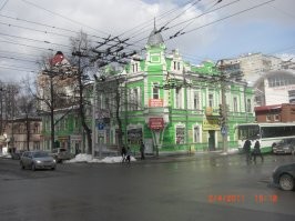 В 2009-2010 годах довелось поработать в Перми. Гуляя по городу сфотографировал одно приглянувшееся мне здание на пересечении улиц А.С. Пушкина и Сибирской. Ещё тогда хотелось узнать, каким было здание (на тот момент облепленное рекламой) сразу после строительства, но не успел, да и подзабыл в суете будней.
Первый снимок мой, второй - скриншот с яндекс-карт от 2017 года, последний - скриншот с Google Earth от 2019 года.