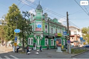 В 2009-2010 годах довелось поработать в Перми. Гуляя по городу сфотографировал одно приглянувшееся мне здание на пересечении улиц А.С. Пушкина и Сибирской. Ещё тогда хотелось узнать, каким было здание (на тот момент облепленное рекламой) сразу после строительства, но не успел, да и подзабыл в суете будней.
Первый снимок мой, второй - скриншот с яндекс-карт от 2017 года, последний - скриншот с Google Earth от 2019 года.