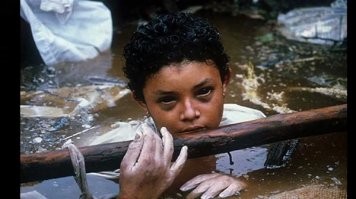 13 ноября 1985 г. неподалеку от колумбийского города Армеро произошло извержение вулкана Невадо-дель-Руис. Потоки лавы из кратера попали на горный ледник, из мгновенно растаявшего льда и вулканического пепла образовались селевые потоки, которые устремились каскадами вниз в долины рек. Двигаясь с большой скоростью (6 метров в секунду), первая волна захватила большую часть находившегося на пути города Армеро. 

В ночь катастрофы 13-детняя Омайра Санчес и её семья были разбужены шумом приближающегося грязевого потока. В мгновение ока Омайра оказалась под завалом в собственном доме. Долгое время девочку не могли обнаружить, поскольку сверху ее не было видно из-за бетонных плит перекрытия. Добравшись до Омайры, спасатели сумели отодвинуть плиты, когда они попытались освободить её, то выяснилось, что её ноги зажаты обломками.

Омайра Санчес   ребенок умиравший перед камерами Омайра Санчез, Длиннопост, Видео, Фото, История
Ребенка накормили, даже поставили капельницу. Омайра простояла в воде 60 часов и умерла, предположительно, от гангрены, или переохлаждения. Она пережила три ночи агонии. Девочка была очень напугана, часто молилась и плакала. На третью ночь у Омайры начались галлюцинации, она стала говорить, что боится опоздать в школу и просила людей, находившихся возле неё, пойти отдохнуть.

Спустя 60 часов Омайра умерла. 

За два часа до её смерти насос для откачки воды был доставлен, но он оказался неисправен. Только через четыре часа было доставлено 18 насосов.

Я помню как развивалась эта ситуация, все время думал - кругом беда - не достали за сутки-двое - значит не достанут. Надо спсать жизнь - орезать и спасать.....