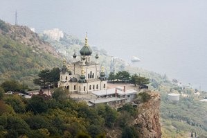 Храм Воскресения Христова.
В начале 1890-х по просьбе православных жителей близлежащих селений Александр Кузнецов заказал проект храма известному архитектору, академику архитектуры Николаю Михайловичу Чагину.

Храм посвящался чудесным событиям, произошедшим 17 октября 1888 года на станции Борки Курско-Харьковской железной дороги: там, во время крушения поезда, шедшего из Крыма в Петербург, спасся государь-император Александр III и его семья