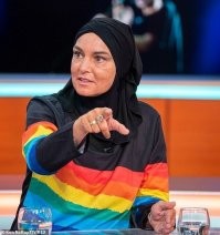 Совсем кукуха поехала: позиционирует себя как мусульманка, но на пальце могендовид, платье - ЛГБТ символ...