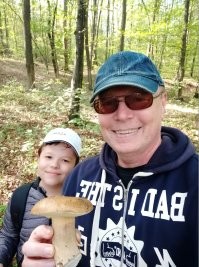 А мы с сыном сегодня в лесу под Кишинёвом нашли наш первый в жизни белый гриб...)) Больше таких красавцев не было. Только маслята, дождевики, сыроежки да лисички... Зато погуляли, надышались и погрелись под тёплым солнцем.