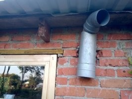 Лучше бы не смотрел . Гидроизоляции на стены в душевой нет . Потолок в душевую из гипсокартона !? Кладка над проемом дверным и оконным без бетонной балки .. Окно в парилке - дерево ...Снаружи так и оставил ?