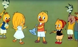 Когда хотят - одевают. И на утят, и на цыплят, и на поросят.
Дело личных предпочтений и фантазии.
Что ты имеешь против цыпочки в белом платьице?