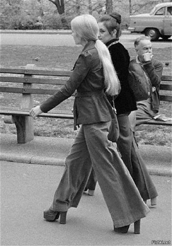 37. Советские модницы 1976 год.
Американские модницы.
Центральный парк, Нью-Йорк, 1973.
На заднем фоне хорошо узнаваемое нью-йоркское такси Checker Marathon.