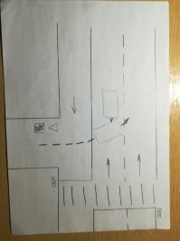 Вот схема этого перекрестка. Светофор для пешеходов, а машину, выезжающую с улицы с односторонним движением обычно, в этом месте, пропускают, пока горит красный. А уж джигита, прущегося по встречке, через сплошную, ни кто не ждал, тем более, что в 30 метрах стоит ещё один светофор, который он только что пролетел