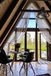 Не знаю, в сегодняшней ситуации куда-то ехать и застрять в той Европе, если вдруг снова границы закроют - удовольствие очень ниже среднего. Да и по приезду сидеть две недели на самоизоляции. Мы в этом году местные окрестности изучаем - много интересного увидели. Ничего, без путешествий ещё никто не умирал.
А на Новый год ещё в сентябре забронировали домик на природе - и будет у нас новогодний зимний шашлык :) Если только ещё чего-нибудь за эти пару месяцев не случится.