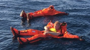 В холодной воде жилет не поможет. Тут нужен сухой спасательный костюм. Но его нужно заранее одевать.