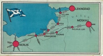 А ещё 8 сентября 1921 г. по инициативе Советской России возникло общество воздушных сообщений "Дерулюфт" (Deutsch-Russische Luftverkehrgesellschaft или DERULUFT). Первый самолет "Дерулюфта", RR1, прилетел в Москву из Кенигсберга (ныне - Калининград и мой родной город) вечером 30 апреля 1922 г. Им управлял немецкий пилот Э. Юст. На борту находились и русские летчики, проходившие стажировку. Официальное открытие авиалинии состоялось в праздник 1 мая.
На фото 1 - "Фоккеры" RR1 и RR3, открывшие эксплуатацию на линии Москва-Кенигсберг.
На фото 2 - "Дорнье Меркюр" на кенигсбергском аэродроме Девау (который сейчас ещё существует, но уничтожается).
На фото 3 - схема маршрутов полета самолетов "Дерулюфт".